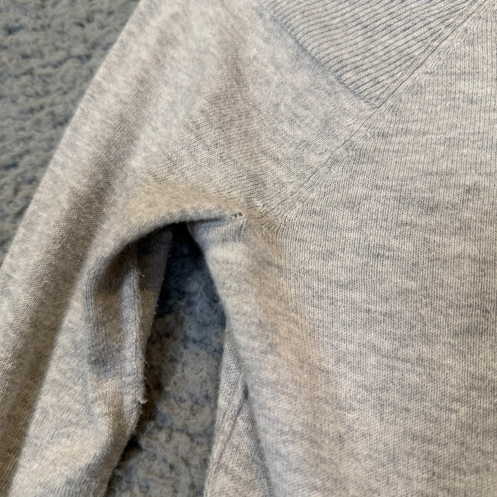 American Eagle V-Neck Sweater Womens XS Gray Knit Vintage Y2K Slim Fit Preppy - Picture 7 of 7